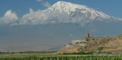 Der Ararat mit Kloster Chor Virap im Vordergrund
